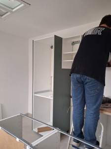 Photo de galerie - Fixations de meubles hauts.