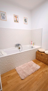 Photo de galerie - Salle de bain avec baignoire et son carrelage