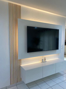 Photo de galerie - Tv Wall Led, avec Tv déployante, meuble suspendu et tasseaux bois