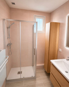 Photo de galerie - Rénovation d’une salle de bain complète réalisée par Renov Plomberie. Du changement c’est le mot que les clients souhaiter ressentir. Deux semaines après le résultat était la !