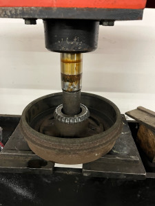 Photo de galerie - Remplacement du roulement sur un tambour de frein arrière