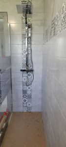 Photo de galerie - Rénovation complète d'une salle de bain  avec pose du receveur, mitigeur, paroie. Ainsi que tous les meubles décoration.