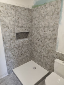 Photo de galerie - Création complète du salle de bain carrelage au sol carrelage au mur pose du receveur pose un meuble vasque dans toilette