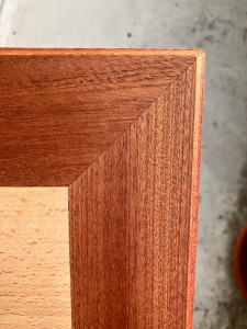 Photo de galerie - Fabrication d’une table basse en sapelli et hêtre.