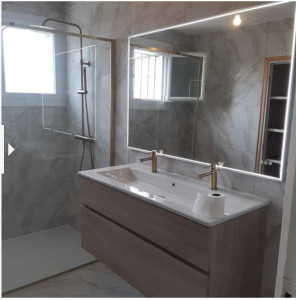 Photo de galerie - Après rénovation
Création d’une salle de bain moderne et élégante : douche à l’italienne, meuble double vasque avec robinetterie dorée, grand miroir lumineux, faïence effet marbre. Un résultat soigné et lumineux, parfaitement optimisé.