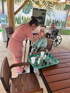 Photo de galerie - Soutien aux soins globaux de la personne âgée, en garantissant une administration correcte des médicaments.