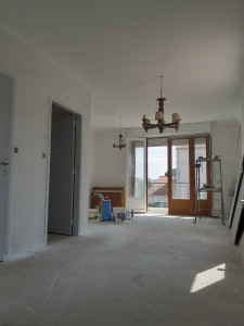 Photo de galerie - Rénovation complète d un appartement situé à la Roche sur Yon. Sols vinyles, pose d une toile à peindre, plafonds et boiseries. 