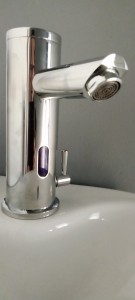 Photo de galerie - Pose d'un robinet à détection dans une pièce de soins.