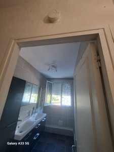 Photo de galerie - Pose toile de verre et peinture plafond salle de bain 