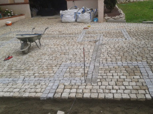 Photo de galerie - Pose de pavés jaune et gris 