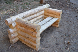 Photo de galerie - Banc extérieur en rondins d'épicéa