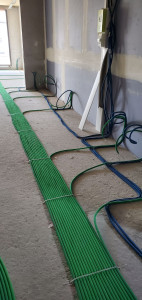 Photo de galerie - Création des circuits de courant fort et courant faible (prises, éclairage, alimentation appareils, RJ45 / TV / réseau / interphonie) avec tirage des lignes, raccordements et protections conformes NF C 15-100.