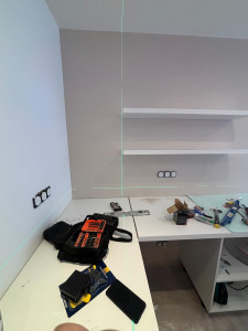 Photo de galerie - Posé de étagère posé plan de travail  peinture. 