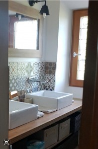 Photo de galerie - Meuble doubles vasques avec luminaires  et miroir 