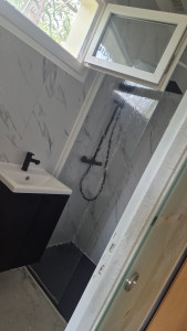 Photo de galerie - Petites salle de bain totalement renouvelé.
pose de plaque pvc , meuble et vasque , receveur wc et sol 