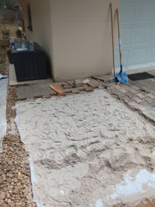 Photo de galerie - Deuxième étape terrasse pavé de niveau posé sur sable