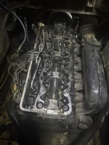 Photo de galerie - Remplacement joint cache culbuteur + kit distribution sur B70. 