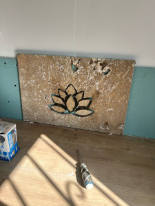 Photo de galerie - Création de motif (lotus ) sur travertin 