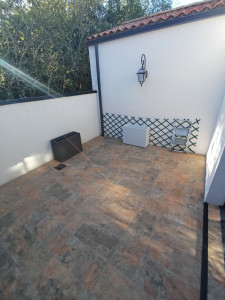 Photo de galerie - Pose du carrelage dans un patio.