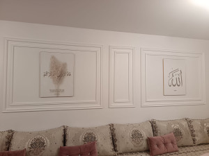 Photo de galerie - Pose de moulure
pose de cadre 
mur peint sur la totalité en blanc