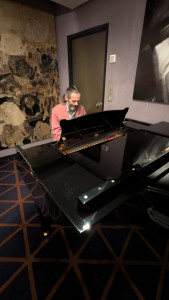 Photo de galerie - Je joue du piano à la SACEM.