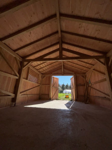 Photo de galerie - Construction d’un cabanon de jardin, charpente traditionnelle tailler main en chêne brut, bardage et finition Douglas 