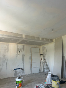 Photo de galerie - Création d’un plafond rabaissé pour un coin télé avec spot encastré. 