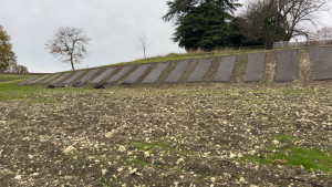 Photo de galerie - Pose de bâche biodégradable pour effectuer la plantation de jeunes plans