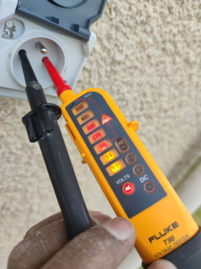 Photo de galerie - Pose d'une prise étanche en extérieur