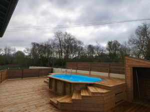 Photo de galerie - Terrasse palissade cabanon piscine hors sol