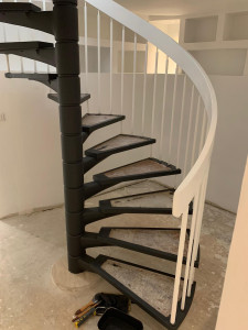 Photo de galerie - Mise en peinture escalier villa aux adrets 