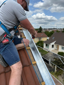 Photo de galerie - Pose d’un couloir en zinc avant tuiles et rives. Pas besoin de ciment ni de plomb. Plus durable, et tuiles remplaçables facilement. Travail propre et sécurisé. 