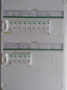 Photo de galerie - Pose d'un tableau de répartition sur gtl.