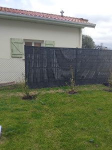 Photo de galerie - Réalisation d'une Cloture en grillage rigide avec occultant 