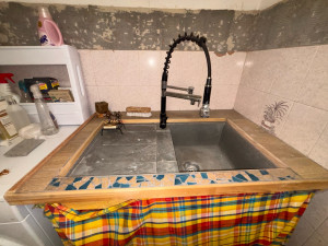 Photo de galerie - Décoration d’un évier de cellier - desolidarisation de la structure bois , mis en place de carrelage , joints et baguettes de finition ! mosaïque réalisé sur l’instant pour ajouter un peu de pep’s à la futur décoration du cellier