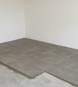 Photo de galerie - Pose de carrelage sur sol – préparation, nivelage et finitions propres. Travail précis et durable. 