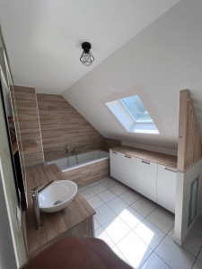 Photo de galerie - Réation d’une salle d’eau  pose d’une baignoire et carrelage et des meubles 