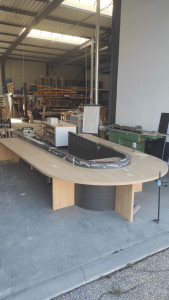 Photo de galerie - Table de réunion, réalisée toute en stratifié. 