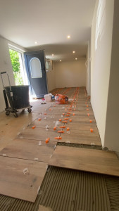Photo de galerie - Pose de carrelage effet parquet 