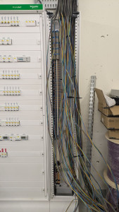 Photo de galerie - Câblage parfait : Toutes les lignes ont été organisées avec soin, ordre et sécurité.
⚙️ Normes industrielles : Connexions réalisées dans le respect des normes de sécurité et de qualité internationales.
?️ Durabilité et sécurité : Une finition propre gara
