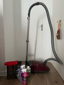Photo de galerie - Aspirateur traîneau, produits de nettoyage (cuir, surfaces intérieures, shampooing extérieur, jantes)