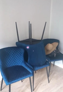 Photo de galerie - Montage de 4 chaises de salle à manger