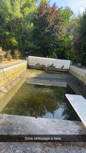Photo de galerie -  Avant intervention  Une piscine qui avait besoin d’une bonne remise en état avant sa reprise en eau. Nettoyage, traitement et remise en route pour retrouver une eau claire et propre. ‍️