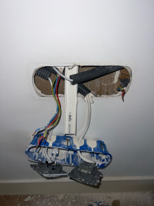 Photo de galerie - Création une alimentation encastré derrière la télé 