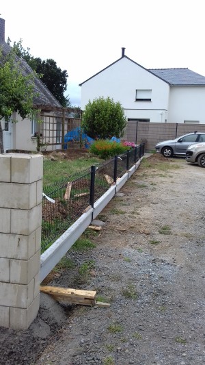 Photo de galerie - Pose clôture avec sous bassement béton 