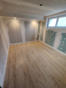 Photo de galerie - Création d'une chambre au sous-sol d'une maison (cuvelage, pose du placo, enduits, pose de parquet et plinthes )
