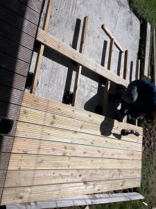 Photo de galerie - Pendant la pose de lames de terrasse en bois 
