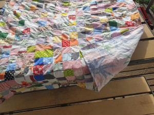 Photo de galerie - Plaid patchwork multicolor avec sa doublure