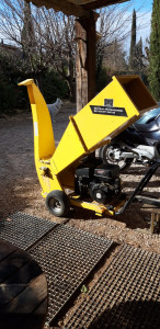 Photo de galerie - Location broyeur vegetaux et branches diametre maxi 80mm 15ch thermique 400cc démarreur elec 70€/jour