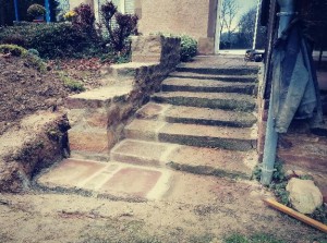 Photo de galerie - Réfection d'escalier en pierre et création d'un muret attenant 